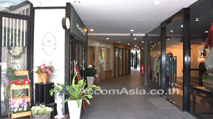 unit Retail / showroom For Rent in Ploenchit, Bangkok  near BTS Chitlom (AA10440)